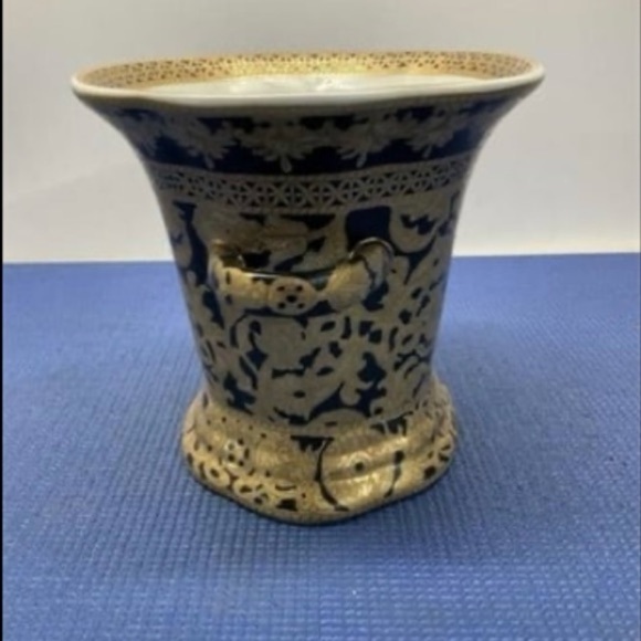 Asian Gold & Black Asian Ring Porcelain Vase  Handpainted Handcrafted 7.5Wx7”T - Picture 3 of 4